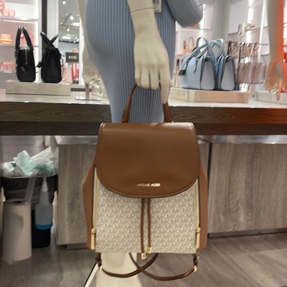 Michael Kors Phoebe 35F2G8PB2B Flap Drawstring Backpack
Vanilla Signature - Picture 6 of 16